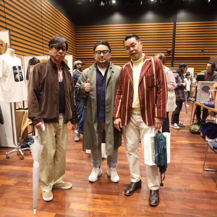 Very “GENTLEMEN” in rainy day!